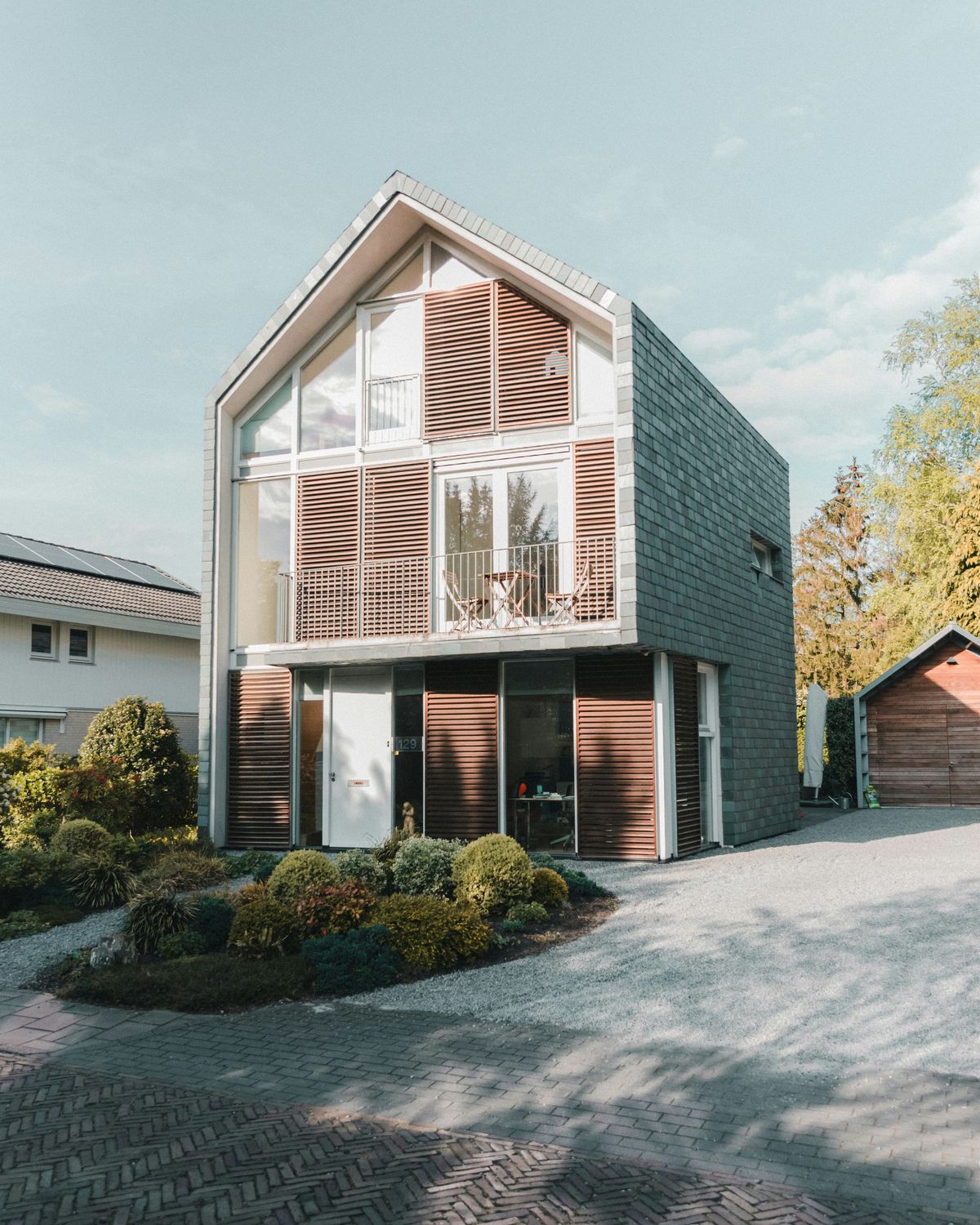 Modernes Einfamilienhaus mit Holzläden